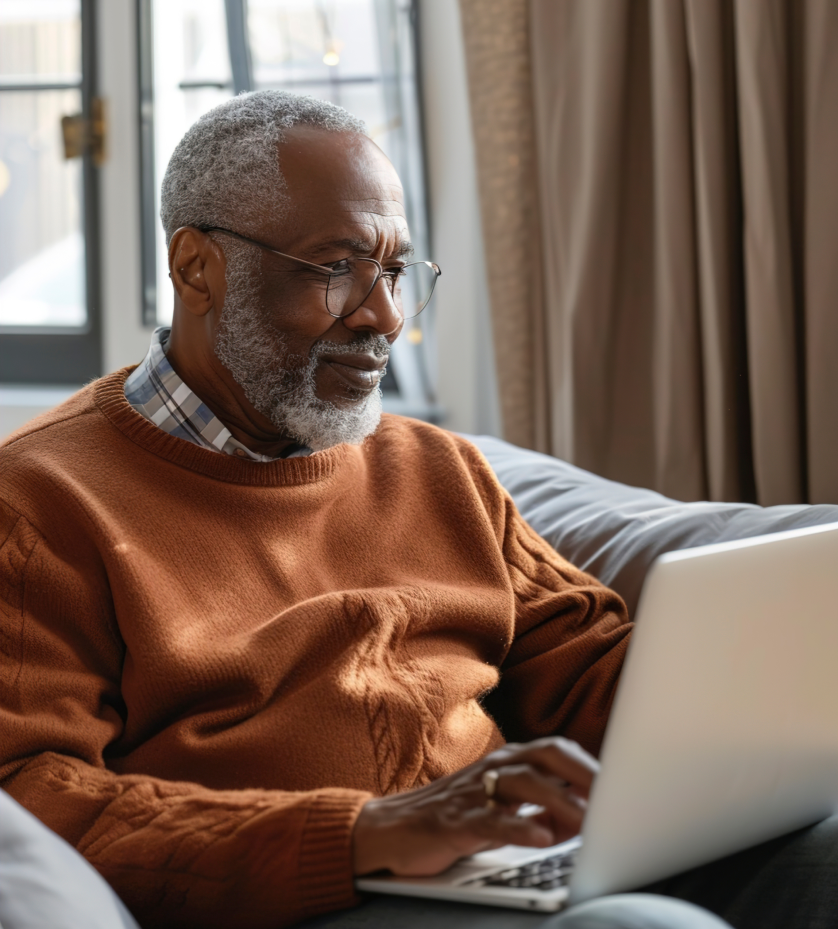 Homem usando notebook