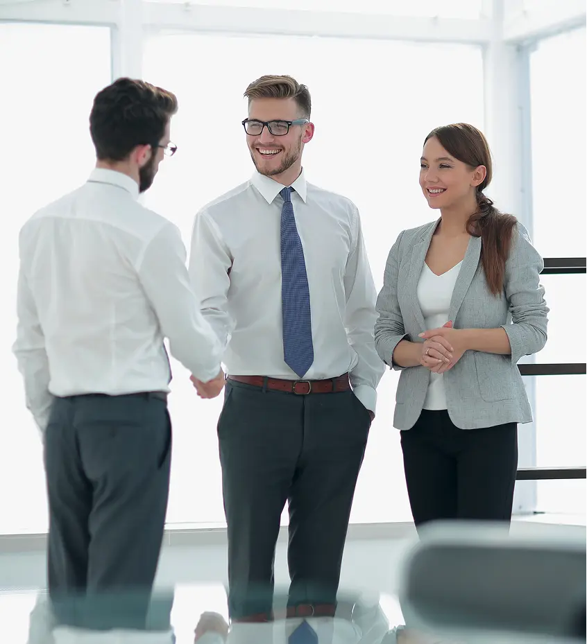 Homem usando notebook